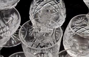 15 darab csiszolt kristály pohár, többféle, jó állapotban, közte 4 darab pezsgős pohár