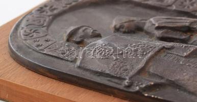 Nagy István János (1938-): Szerelmesek. Bronz fali kép, jelzett, 20x12,5 cm, fa lapon