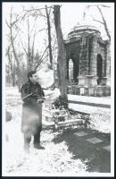 Tőkés László lelkész Ady Endre síremlékénél a Fiumei úti sírkertben, fotó, 14x9 cm