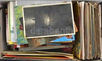 Egy cipős doboznyi MODERN motívum képeslap sok üdvözlőlappal