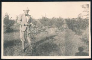 cca 1930 Kittenberger Kálmán (1881-1958) Afrika-kutató, zoológus, tanár, vadász és természettudományi író vadászpuskával a kezében, fotó, jelzés nélkül, hátoldalán nevesített, 6,5x10,5 cm