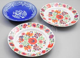 3 darab iparművészeti falitál, közte 2 darab Hollóházi tányér, jelzett, d: 24 cm alatt