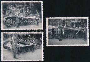 cca 1940 Sérült katona kimentése magyar Toldi harckocsiból tankból. Egészségügyi gyakorlat 3 db fotó...