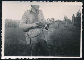 1942 Magyar katona egy zsákmányolt szovjet PPS-41 géppisztollyal, fotó, 6x9 cm