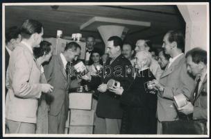 cca 1945 Amerikai katonák kávét osztanak Magyarországon, élelmiszersegélyből Orelly pecséttel jelzett fotó 17x12 cm