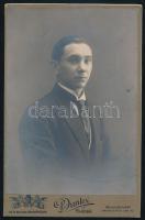 1917 Fiatal férfi portréja, keményhátú fotó Dunky Fivérek kolozsvári műterméből, 16,5x10,5 cm
