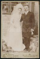 cca 1900 Esküvői pár portréja, keményhátú fotó Sáray Albert kunszentmártoni műterméből, hátoldalán korabeli felirattal és datálással, alja vágott, 16x11 cm