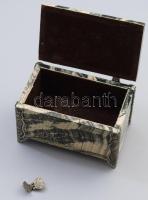 Márvány ékszeres dobozka, egyik levált darabja benne van, 10x6 cm