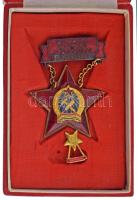 ~1950. "Szakma Kiváló Dolgozója - Könnyűipar" hátoldalán sorszámozott Rákosi-címeres, zománcozott kitüntetés eredeti Rákosi-címeres tokban, miniatűrrel T:XF