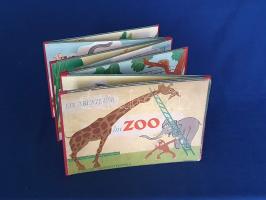 Obniski, Z[bigniew] - Walentynowicz, M[arian]:  Ein Abenteuer im Zoo. [Német nyelvű leporelló.] [Varsó, 1950 körül. Ny. n.] [22] p. Haránt alakú kötet. Német nyelvű verses mese-leporellónkat a rendkívül fordulatos életű, az első és második világháborúban egyaránt szolgált lengyel grafikus, katona és haditudósító Marian Walentynowicz (1896-1967) illusztrálta, szövegét Zbigniew Obniski (sz. 1923) költő, szerkesztő, a lengyel diafilmgyártás meghatározó alakja írta. Az utolsó oldalon apró sérülés és halvány foltosság. Kiadói félvászon kötésben. Jó példány.