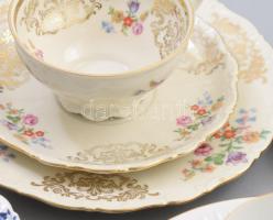 6 darab porcelán reggeliző szett: csésze alátéttel és desszertes tányér. Jelzett, minimális kopással...