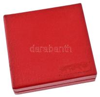 ~1970-1980. A Varsói Szerződés résztvevő országainak címereivel díszített, részben aranyozott és fes...