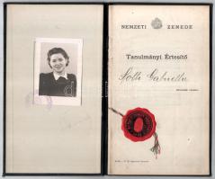 1940-44 Nemzeti Zenede fényképes tanulmányi értesítője, Solti Gabriella izraelita növendék részére, Sugár Viktor és Kladivkó Vilmos igazgatók aláírásaival, papírfelzettel, vászonkötésen kisebb folttal, máskülönben jó állapotban