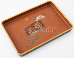 Japán porcelán katonai lakkozott tálca. cca 1940-1944, a második világháborús Japán klasszikus szimbólumaival díszítve, sérült lakkozással, jelzett, 30x21 cm