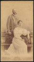 1894 báró Eötvös Irén (1869-1937) és férje kutasi Radisics György (1859-1931), 1911-1918 között a M. kir. Mezőgazdasági Múzeum igazgatója, Koller Károly utódai budapesti, császári és királyi udvari fényképészeti műtermében készült keményhátú vintage fotó, szárazpecséttel jelzett és datált, hátoldalán feliratozva, 20,5x11 cm