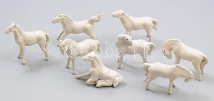8 darab porcelán ló figura, h: 5-6 cm