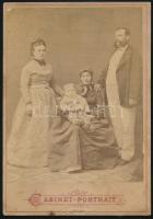 1876 Perger Lőrinc és családja kisgyerekkel és nagymamával, Csonka S. budapesti fényképészeti műtermében készült keményhátú vintage fotó, hátoldalán feliratozva, korai kabinet fénykép, karton alja kissé sérült, 16x11 cm