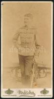 cca 1885 Huszártiszt karddal, Strelisky budapesti fényképészeti műtermében készült keményhátú vintage fotó, hátoldalán feliratozva, néhány apró folttal, 20,5x11 cm