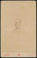 cca 1885-1890 baron Karl Puchner, feltehetően báró Puchner Károly (1862-1898) portréja huszártisztként, Adele bécsi fényképészeti műtermében készült keményhátú vintage fotó, hátoldalán nevesített, néhány apró folttal, 17,5x11 cm