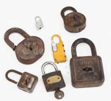 7 db lakat, közte régi Elzett, klf. méretben, részben rozsdás