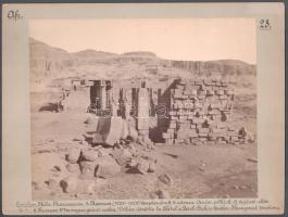 cca 1890 Antonio Beato Egyiptom, II. Ramszesz templomának udvara. Jelzett fotó. magyar utazó által feliratozott kartonon 33x24 cm   ca 1890 Antonio Beato Egypt, II. The courtyard of the Temple of Ramses. Marked photo. on cardboard signed by a Hungarian traveler, 33x24 cm