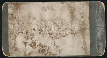 cca 1914-1918 I. világháborús magyar katonák étellel és itallal a szabadban, köztük néhány felkötött karral, érdekes csoportkép, keményhátú vintage fotó, kissé hullámos, sarkaiban kopott, 20,5x11 cm