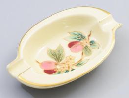 Zsolnay gyümölcs- és virágmintás hamuzó. Kézzel festett, jelzett (Halász Imréné), minimális kopással, 15,5x10 cm