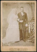 cca 1900 Esküvői pár portréja, nagyméretű keményhátú fotó Gondy és Egey debreceni műterméből, kissé foltos, 26x18 cm
