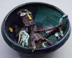 Zákány Eszter (1943-2006): Kígyóval harcoló szárnyas alak. Mázas kerámia falitál, jelzett, Iparművészeti Vállalatos zsűri címkével, kis sérüléssel/hiánnyal, tisztításra szorul, d: 20 cm, m: 8,5 cm