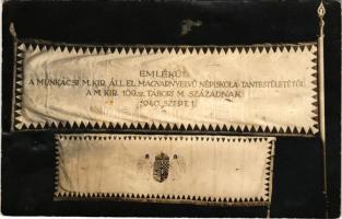 1940. szept. 1. - Emlékül a Munkácsi M. kir. áll. el. magyar nyelvű népiskola tantestületétől a M. kir. 109. sz. tábori m. századnak. Locker Műterem Munkács / WWII military flag from Mukachevo. photo (gyűrődések / creases)