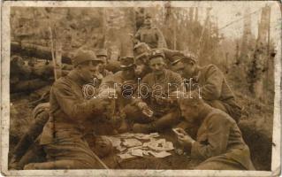 Első világháborús osztrák-magyar katonák kártya játék közben / WWI K.u.k. Austro-Hungarian military, soldiers playing card game. photo (fl)