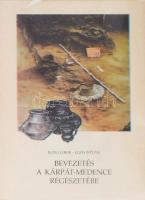 Ilon Gábor, Ughy István: Bevezetés a Kárpát-medence régészetébe. Pápa, 1995, Rómer Flóris-Esterházy Károly Alapítvány. Második, javított kiadás. Fekete-fehér ábrákkal, kihajtható térképekkel illusztrált. Kiadói papírkötés, kiadói papírvédőborító tetején ázásnyommal és egészen apró szakadásokkal, máskülönben jó állapotban.