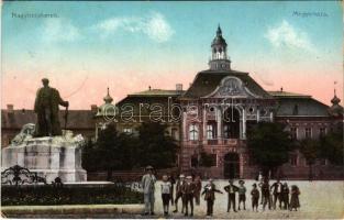 1911 Nagybecskerek, Zrenjanin, Veliki Beckerek; Vármegyeháza, Kiss Ernő szobra / county hall, statue (kopott élek / worn edges)