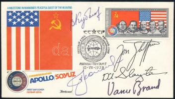 1975 Az Apollo-Szojuz közös űrrepülési program résztvevőinek autográf aláírása Alekszej Leonov (1934-2019), Valerij Kubaszov (1935-2014), szovjet és Thomas Stafford (1930-), Donald Slayton (1924-1993), Vance Brand (1931-) amerikai űrhajósok emlékborítékon /   Autographs of the crew of the 1975 Apollo-Soyuz program Jim Lowell Donald Slayton (1924-1993), Vance Brand (1931-) American and Aleksei Leonov (1934-2019), Valerii Kubasov (1935-2014) Soviet astronauts.