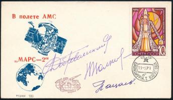 A tragikus sorsú Szojuz 11 személyzete: Georgij Dobrovolszkij (1928-1971), Viktor Pacajev (1933-1971) és Vlagyiszlav Volkov (1935-1971) szovjet űrhajósok aláírásai emlékborítékon. Az indulás előtt írták alá a borítékot 1971 május 19.-én /  Signatures of the tragically deceased crrew of the Soyuz-11 Georgiy Dobrovolskiy (1928-1971), Viktor Patsayev (1933-1971) and Vladislav Volkov (1935-1971) Soviet astronauts on envelope. They signed the cover before their start on 19 May 1971 in Baykonur.