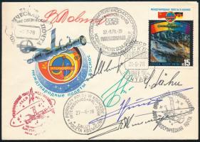 Valerij Bikovszkij (1934- ), Pjotr Iljics Klimuk (1942- ), Vlagyimir Kovaljonok (1942- ), Alekszandr Ivancsenkov (1940- ) szovjet, Sigmund Jähn (1937- ) német és Mirosław Hermaszewski (1941- ) lengyel űrhajósok aláírásai emlékborítékon /   Signatures of Valeriy Bikovskiy (1934- ), Pyotr Ilyich Klimuk (1942- ) Vladimir Kovalyonok (1942- ), Aleksandr Ivanchenkov (1940- ) Soviet, Sigmund Jähn (1937- ) German and Mirosław Hermaszewski (1941- ) Polish astronauts on envelope