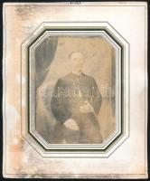 1862 Férfi portré magyaros felöltőben, talbotípia, jelzés nélkül, hátoldalán korabeli datálással és nehezen olvasható felirattal, foltos paszpartuban, 19x15,5 cm