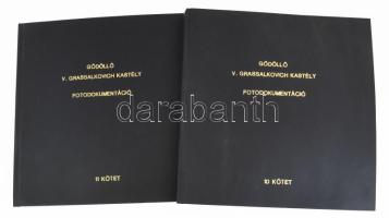 1991 Gödöllői Grassalkovich kastély Állagmegóvási program fotódukomentáció 10. és 11. kötet. A kastély belső terének felújítás előtti állapotáról készült mintegy 150 darab fotó, tervrajzokkal, 2 kötetbe ragasztva.