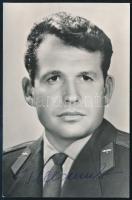 Georgij Sonyin (1935-1997) szovjet űrhajós aláírása őt ábrázoló lapon /  Signature of Georgiy Shonin (1935-1997) Soviet astronaut on card 15x21 cm