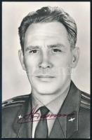 Lev Gyomin (1926-1998) szovjet űrhajós aláírása képen /  Signature (1942-2005) and Lev Dyomin (1926-1998) Soviet astronaut on card 15x21 cm