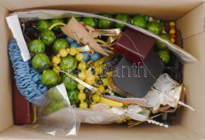 Egy doboznyi dekoratív bizsu ékszer. nagy szemű nyakláncok, mandzsetták, karkötők, stb