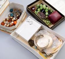 Három kis doboznyi vegyes bizsu ékszer. nyakláncok, gyűrűk, ékszer alkatrészek, fűznivaló gyöngyök, ékszer alkatrészek