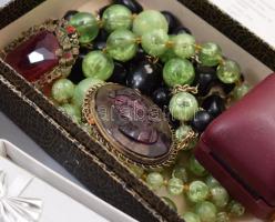 Három kis doboznyi vegyes bizsu ékszer. nyakláncok, gyűrűk, ékszer alkatrészek, fűznivaló gyöngyök, ...