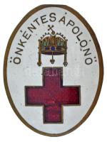 ~1920-1930. "Önkéntes ápolónő" zománcozott fém jelvény (50x38mm) T:XF hátlapon tű helyére drót forrasztva, a jelvény tetején kis anyaghiány (lapkavég?)