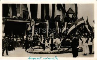 1941 Szabadka, Subotica; Horthy Miklós a "Magyar Kenyér" ünnepén a felszabadult Szabadkán, bevonulás / entry of the Hungarian troops, feast, Hungarian flag, coat of arms (Rb)