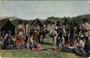 1913 Brassó, Kronstadt, Brasov; vándorló cigányok. Zeidner H. kiadása / Tigani corturari / vagabond gypsies, Transylvanian folklore (kis szakadás / small tear)