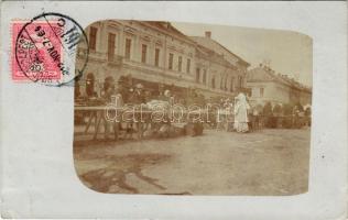 1912 Bosanski Brod, market, square + "BROD-BUDAPEST 161. sz. C" vasúti mozgóposta bélyegző. TCV card. photo (kis szakadás / small tear)