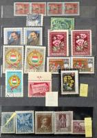 Régi átnézetlen kis vegyes magyar anyag közepes berakóban, benne perfinek, Hivatalos bélyegek, Turul...