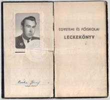 1950-55 ELTE jogi karának esti tagozatának hallgatójának fényképes leckekönyve, többek közt Mártonffy Károly dékán, Theiss Ede, Eckhart Ferenc, Sarlós Márton, Vas Tibor, Kádár Miklós, Marton Géza, Világhy Miklós, Földes Iván, Timár Mátyás későbbi pénzügyminiszter és más neves jogtudós, egyetemi tanár autográf aláírásával, kissé kopott vászonkötésben.