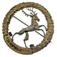 ~1930-1940. "Pro Patria et Fide" ágaskodó szarvast ábrázoló áttört, aranyozott fém jelvény (~45mm) T:AU
